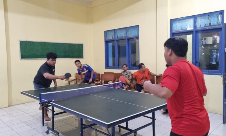 Peserta Pekan Olahraga Tenis Meja PCPM Kandangan bermain tenis meja di SMP Muhammadiyah 5 Kandangan.