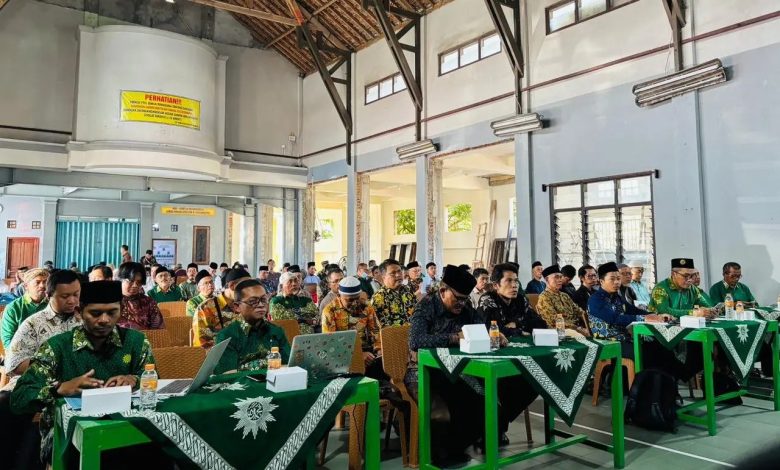 Peserta Bimtek SATUMU PDM Temanggung mengikuti kegiatan di Gedung Dakwah PRM Kowangan.