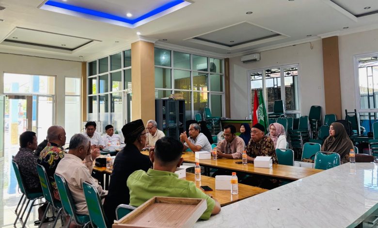 Anggota PHUM Temanggung mengikuti rapat koordinasi program kerja di Kantor PDM Temanggung.