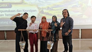 Peserta Lomba Bertutur Temanggung 2026 berfoto bersama pendamping dan panitia setelah kegiatan di Dinas Perpustakaan dan Kearsipan Kabupaten Temanggung.