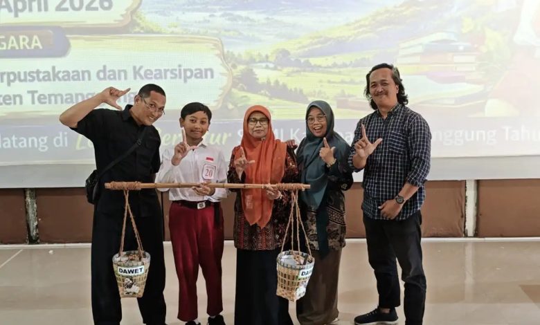 Peserta Lomba Bertutur Temanggung 2026 berfoto bersama pendamping dan panitia setelah kegiatan di Dinas Perpustakaan dan Kearsipan Kabupaten Temanggung.