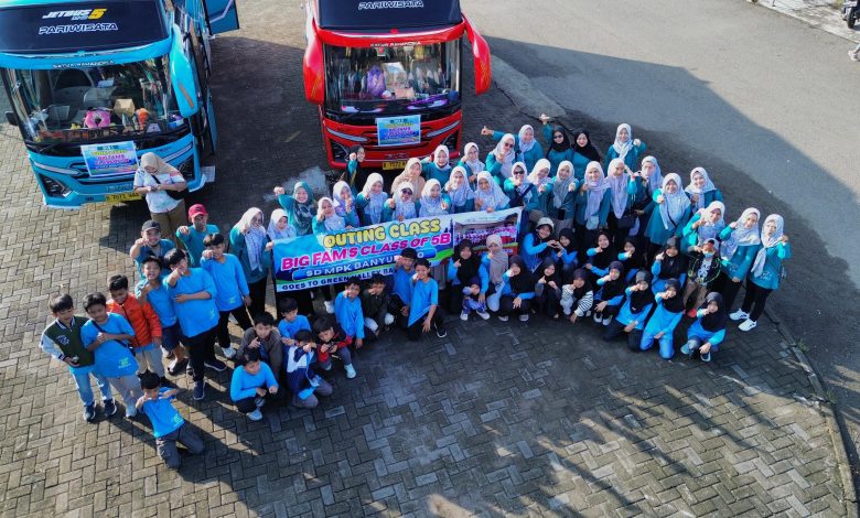 Peserta Rihlah Kelas 5B berfoto bersama sebelum mengikuti kegiatan outing class di Green Valley Bandungan.