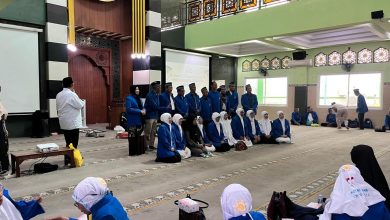 Calon jemaah haji KBIHU Muhammadiyah Semarang mengikuti pelepasan kloter SOC 28 di Masjid At-Taqwa.