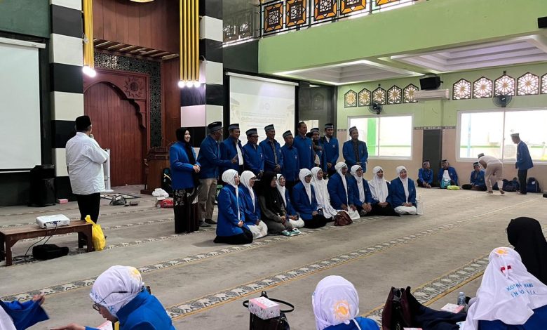 Calon jemaah haji KBIHU Muhammadiyah Semarang mengikuti pelepasan kloter SOC 28 di Masjid At-Taqwa.
