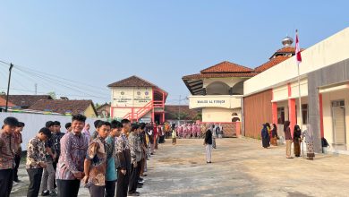 Siswa SMP Muhammadiyah Jepara mengikuti upacara peringatan Hari Kartini di halaman sekolah dengan mengenakan busana batik dan kebaya.