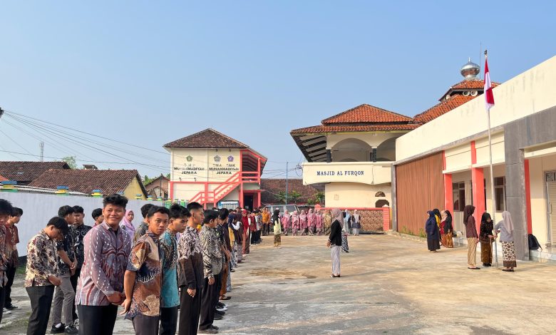 Siswa SMP Muhammadiyah Jepara mengikuti upacara peringatan Hari Kartini di halaman sekolah dengan mengenakan busana batik dan kebaya.