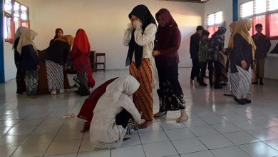 Murid SMP Muhammadiyah Keling mengikuti lomba jarik berwiru dalam peringatan Hari Kartini di sekolah.