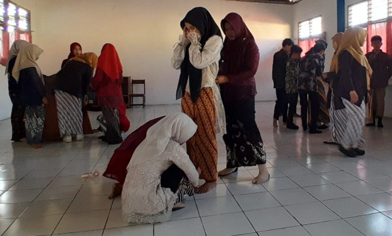 Murid SMP Muhammadiyah Keling mengikuti lomba jarik berwiru dalam peringatan Hari Kartini di sekolah.