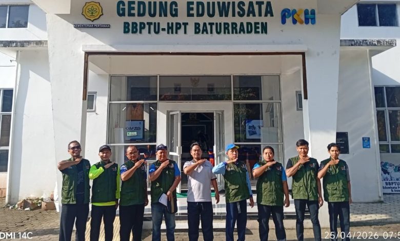 Peserta SEKAM Jawa Tengah Regional Banyumas Raya dari MPM Daerah Cilacap berfoto di depan Gedung Eduwisata BBPTU-HPT Baturraden, Banyumas.