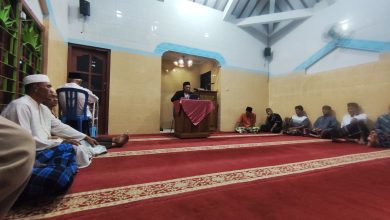 Jemaah mengikuti Pengajian Ketakwaan di Masjid Darul Hayat Banyuanyar, Banjarsari, Surakarta.
