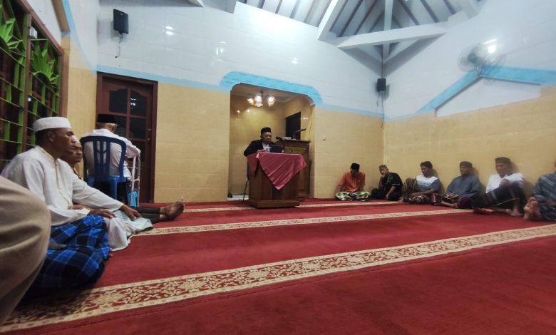 Jemaah mengikuti Pengajian Ketakwaan di Masjid Darul Hayat Banyuanyar, Banjarsari, Surakarta.