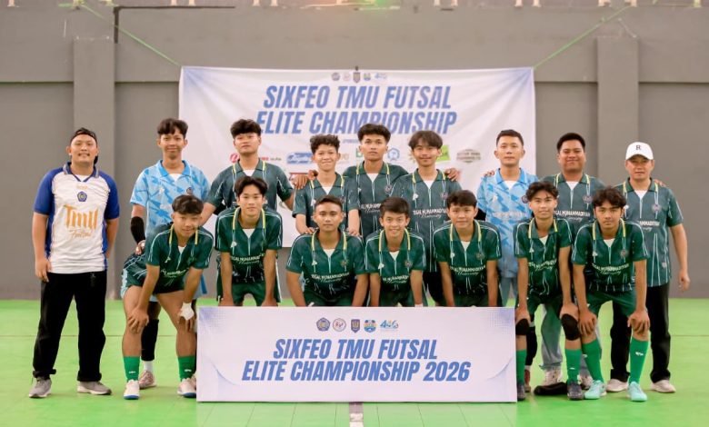 Tim futsal TMU berfoto bersama dalam ajang Futsal Elite Championship 2026 di GOR Tegal Selatan.