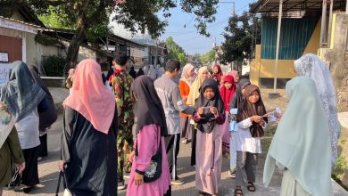 Santri dan masyarakat mengikuti jalan sehat dalam rangka Milad ke-9 Ponpes Asy-Syifa Muhammadiyah Blimbingrejo.