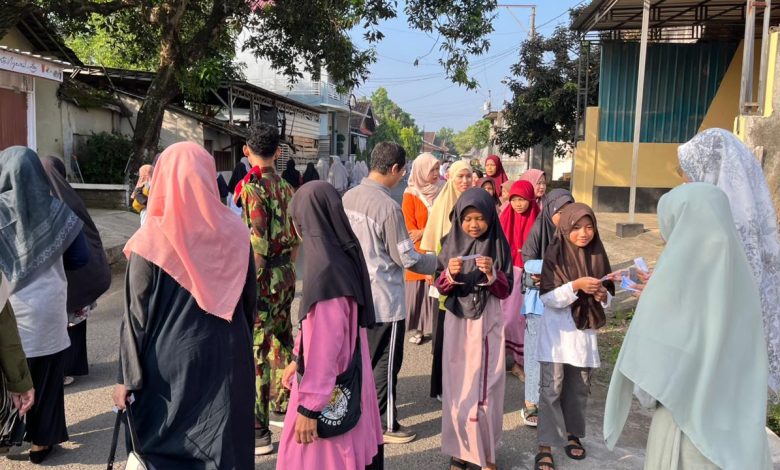 Santri dan masyarakat mengikuti jalan sehat dalam rangka Milad ke-9 Ponpes Asy-Syifa Muhammadiyah Blimbingrejo.