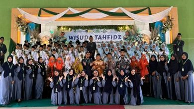Siswa, guru, dan panitia SD Birrul Walidain Muhammadiyah Tanon berfoto bersama dalam kegiatan Wisuda Tahfidz IV di Gedung Garuda Tanon.
