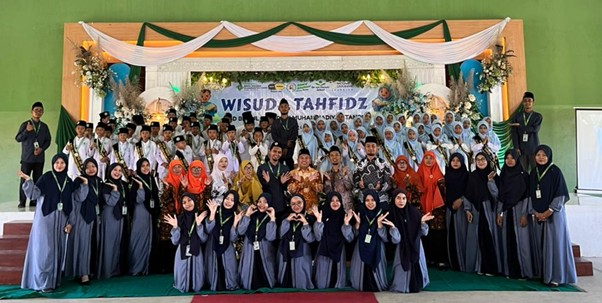 Siswa, guru, dan panitia SD Birrul Walidain Muhammadiyah Tanon berfoto bersama dalam kegiatan Wisuda Tahfidz IV di Gedung Garuda Tanon.