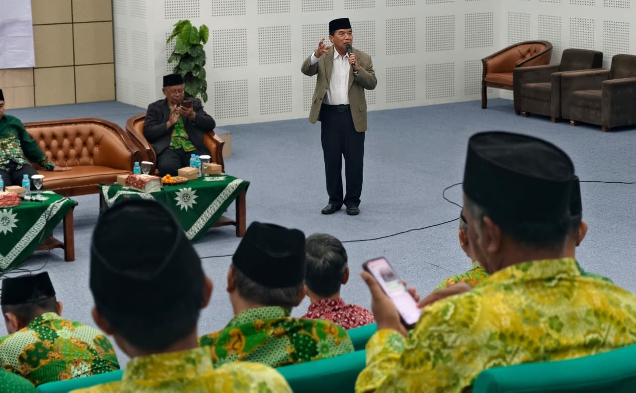 Narasumber menyampaikan materi penguatan gerakan Muhammadiyah dalam silaturahim PWM Jawa Tengah di PDM Pekalongan.