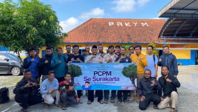 Pemuda Muhammadiyah se-Surakarta berfoto bersama dalam kegiatan refreshing PCPM di Taman Banyu Gemblinding, Polanharjo, Klaten.