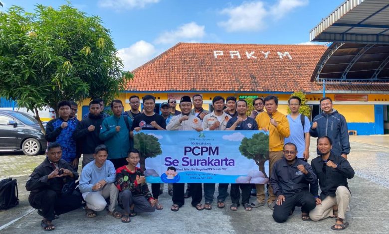 Pemuda Muhammadiyah se-Surakarta berfoto bersama dalam kegiatan refreshing PCPM di Taman Banyu Gemblinding, Polanharjo, Klaten.