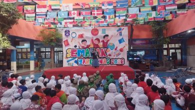 Siswa SD Muhammadiyah 1 Solo mengikuti kegiatan Semarak Hardiknas 2026 di halaman sekolah.