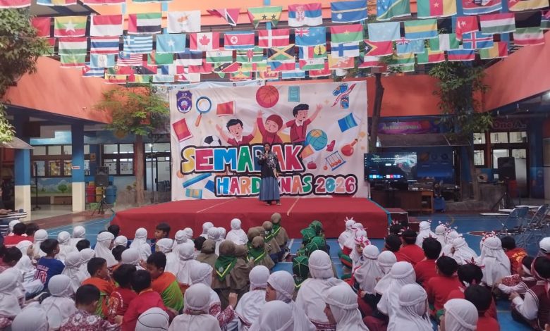Siswa SD Muhammadiyah 1 Solo mengikuti kegiatan Semarak Hardiknas 2026 di halaman sekolah.