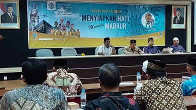 Peserta mengikuti kajian haji dan umrah KBIHU Zamzam Colomadu bertema Menyiapkan Hati Menuju Mabrur di UMS.