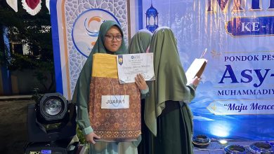 Santriwati Ponpes Modern Asy Syifa Blimbingrejo menerima penghargaan juara lomba menulis cerpen pada acara Milad ke-9.