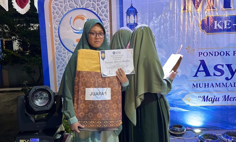 Santriwati Ponpes Modern Asy Syifa Blimbingrejo menerima penghargaan juara lomba menulis cerpen pada acara Milad ke-9.