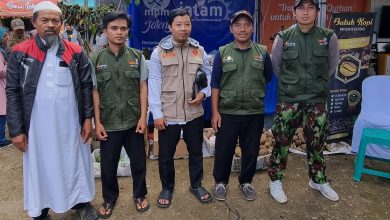 Perwakilan Pemuda Muhammadiyah Kandangan berfoto di stan MPM dan Jatam Muhammadiyah Jawa Tengah pada PADI 2026 di Soropadan.