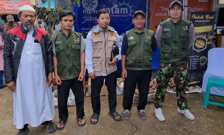 Perwakilan Pemuda Muhammadiyah Kandangan berfoto di stan MPM dan Jatam Muhammadiyah Jawa Tengah pada PADI 2026 di Soropadan.