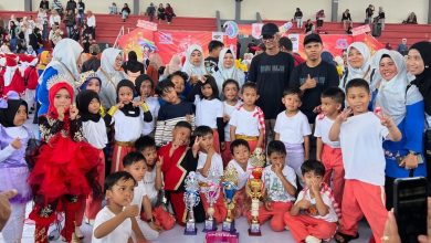 Peserta didik BA Aisyiyah Kertosari berfoto bersama guru, pelatih, dan piala kejuaraan drumband di Magelang.