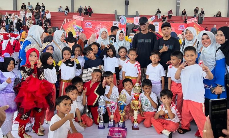 Peserta didik BA Aisyiyah Kertosari berfoto bersama guru, pelatih, dan piala kejuaraan drumband di Magelang.