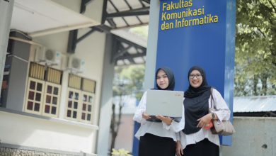 Mahasiswi berada di depan Fakultas Komunikasi dan Informatika UMS setelah pembukaan Program Magister Ilmu Komunikasi.