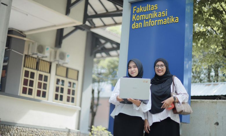 Mahasiswi berada di depan Fakultas Komunikasi dan Informatika UMS setelah pembukaan Program Magister Ilmu Komunikasi.