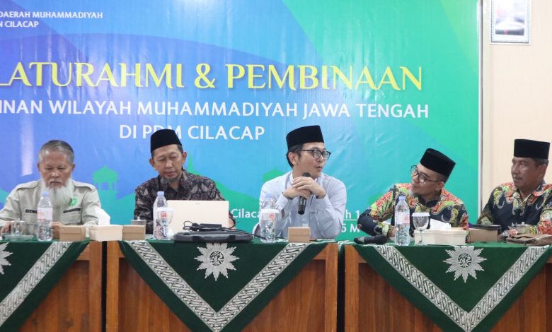 Pimpinan PWM Jawa Tengah dan PDM Cilacap mengikuti silaturahim dan pembinaan di Aula Soedirman Gedung PDM Cilacap.
