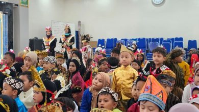 Anak-anak TK Surya Ceria ‘Aisyiyah Karanganyar mengenakan pakaian adat saat memperingati Hari Kartini.
