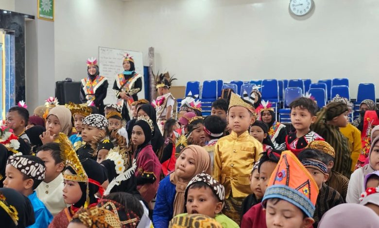 Anak-anak TK Surya Ceria ‘Aisyiyah Karanganyar mengenakan pakaian adat saat memperingati Hari Kartini.