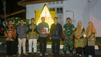 Perwakilan UMP dan Pemerintah Kecamatan Banyumas berfoto bersama setelah penyerahan perpustakaan digital di kawasan Kota Lama Banyumas.
