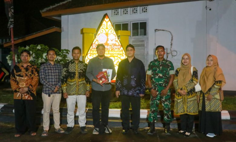 Perwakilan UMP dan Pemerintah Kecamatan Banyumas berfoto bersama setelah penyerahan perpustakaan digital di kawasan Kota Lama Banyumas.