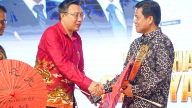 Rektor UMP menerima penghargaan Cahaya Puhua Award sebagai Tokoh Multikultural dalam peringatan 20 tahun Puhua School Purwokerto.