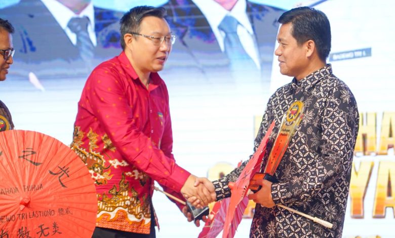 Rektor UMP menerima penghargaan Cahaya Puhua Award sebagai Tokoh Multikultural dalam peringatan 20 tahun Puhua School Purwokerto.