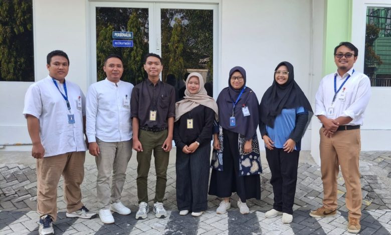 Mahasiswa ITESA Muhammadiyah Semarang berfoto bersama perwakilan PT Apparel One Indonesia dalam program paid internship.