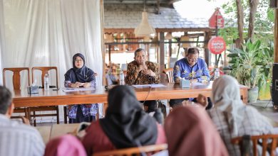 Guru Besar UMS Prof. Kussudyarsana menyampaikan pemaparan tentang UMKM yang sulit naik kelas dalam jumpa pers di Surakarta.
