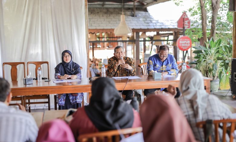Guru Besar UMS Prof. Kussudyarsana menyampaikan pemaparan tentang UMKM yang sulit naik kelas dalam jumpa pers di Surakarta.