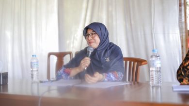 Guru Besar UMS Prof. Arum Pratiwi menyampaikan gagasan revitalisasi energi otak untuk kesehatan jiwa dalam jumpa pers di Surakarta.