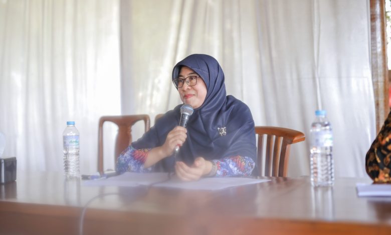 Guru Besar UMS Prof. Arum Pratiwi menyampaikan gagasan revitalisasi energi otak untuk kesehatan jiwa dalam jumpa pers di Surakarta.