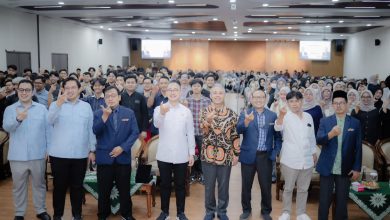 Wakil Ketua MPR RI bersama pimpinan UMS dan mahasiswa dalam kegiatan MPR RI Goes to Campus di Universitas Muhammadiyah Surakarta.