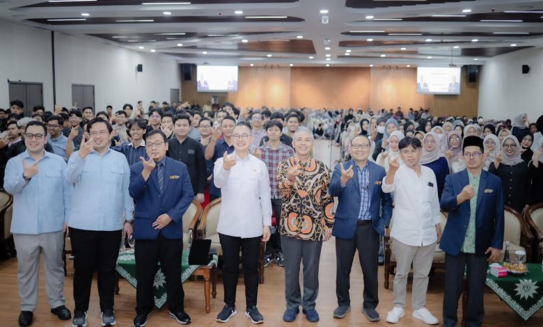 Wakil Ketua MPR RI bersama pimpinan UMS dan mahasiswa dalam kegiatan MPR RI Goes to Campus di Universitas Muhammadiyah Surakarta.