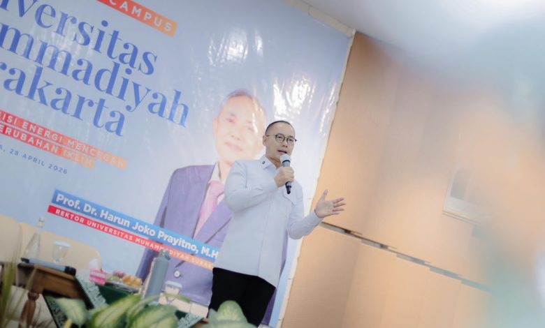Wakil Ketua MPR RI Eddy Soeparno menyampaikan materi tentang paradoks energi dan krisis iklim dalam kegiatan MPR RI Goes to Campus di UMS.