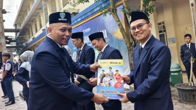 Kepala SMP Mutual Kota Magelang menyerahkan penghargaan kepada guru berprestasi setelah upacara bendera di sekolah.